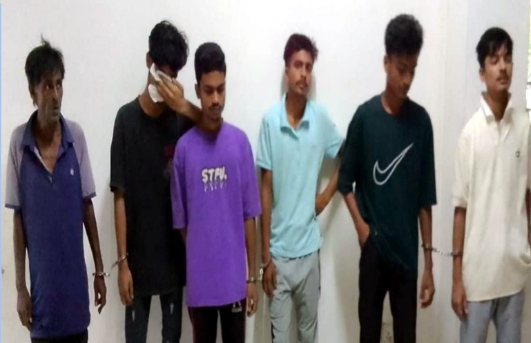 বন্দরে ৩টি ধারালো অস্ত্রসহ ৪ ছিনতাইকারী আটক