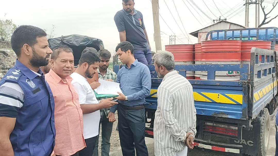 সোনারগাঁয়ে অবৈধভাবে মজুত করা ১৩ ড্রাম জ্বালানি তেল জব্দ, জরিমানা