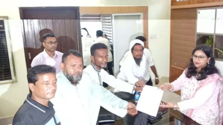 পুনর্বাসন ও নির্দিষ্ট সময়ে বসার দাবিতে ডিসি অফিসের সামনে হকারদের অবস্থান