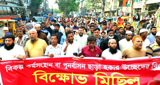 আগামীকাল স্ত্রী সন্তান নিয়ে ডিসি অফিস ঘেরাওয়ের ঘোষণা হকারদের