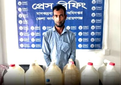 রূপগঞ্জে চোলাইমদ ও মদ তৈরীর উপকরণসহ সাদেক গ্রেপ্তার