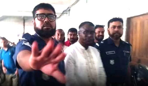 নারায়ণগঞ্জ আদালত চত্ত্বরে সাংবাদিকদের দায়িত্ব পালনে পুলিশের বাধা