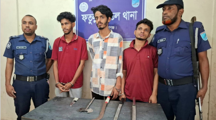 ফতুল্লায় ডাকাতির প্রস্তুতিকালে ৩ ডাকাত গ্রেফতার, দেশীয় অস্ত্র উদ্ধার