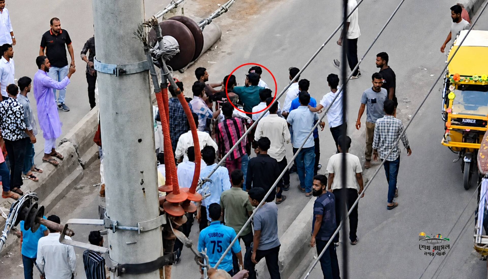 সিটি কর্পোরেশনের উচ্ছেদ কর্মীদের উপর হকারদের হামলা