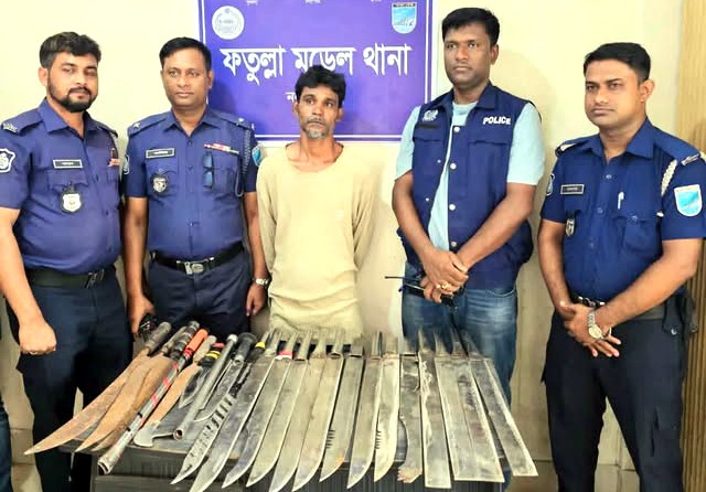 ফতুল্লা থানাধীন দেওভোগ হাশেমবাগে ফতুল্লা মডেল থানা পুলিশের সাঁড়াশি অভিযানে বিপুল পরিমাণ দেশীয় অস্ত্র উদ্ধারসহ গ্রেফতার ০১ জন