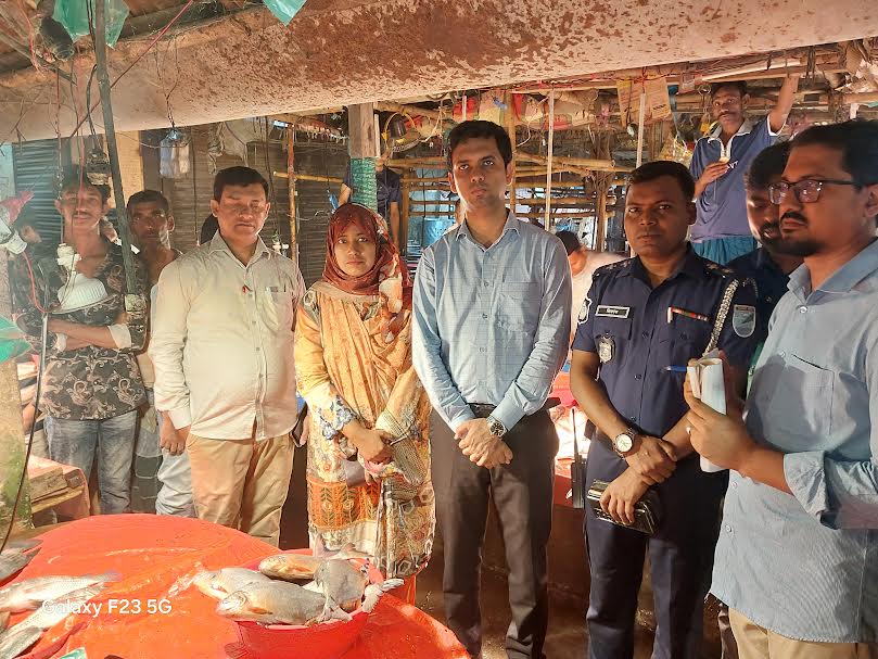 সোনারগাঁয়ে নিষিদ্ধ পিরানহা মাছ জব্দ, ব্যবসায়ীকে জরিমানা
