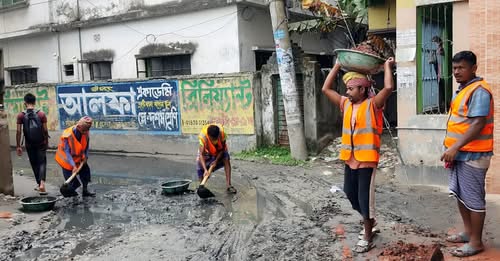 ফতুল্লার সস্তাপুরে খালের ময়লায় অচল সড়ক, ইউএনওর হস্তক্ষেপে স্বস্তি