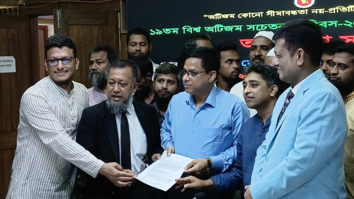 ঢাকা-নারায়ণগঞ্জ রুটে অতিরিক্ত বাসভাড়া প্রত্যাহারের দাবিতে জেলা প্রশাসকে স্মারকলিপি