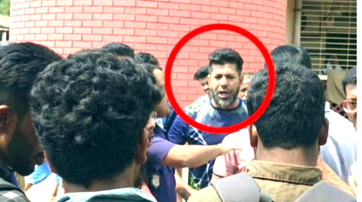 শহরের খানপুর ৩০০ শয্যা হাসপাতালে সাংবাদিকদের উপর দালালদের হামলা