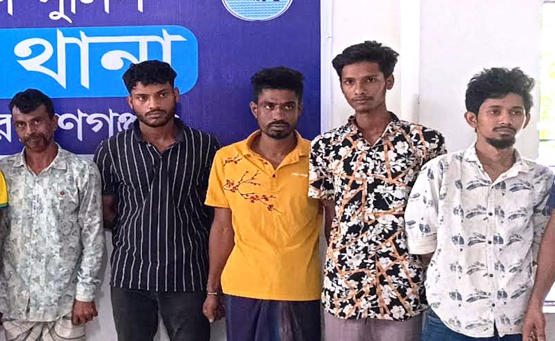 বন্দরে সন্দেহভাজন ৫ যুবক আটক 