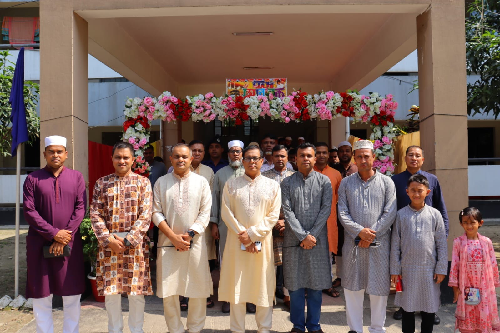 পবিত্র ঈদ-উল-আযহার আনন্দ সহকর্মীদের সঙ্গে পুলিশ সুপার মোহাম্মদ মিজানুর রহমান মুন্সী