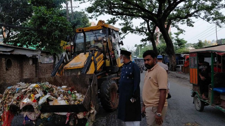 কোরবানিদাতাদের মাঝে গার্বেজ পলি ও ব্লিচিং পাউডার বিতরণ