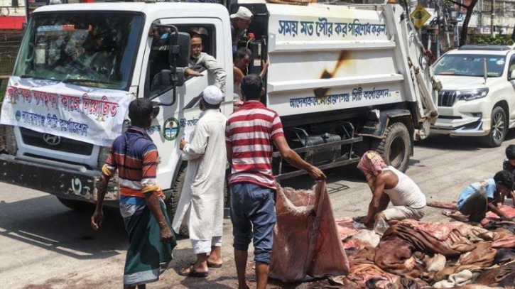 শহর পরিচ্ছন্ন রাখতে বর্জ্যবাহী ট্রাকে চড়ে সাখাওয়াতের নজরদারি