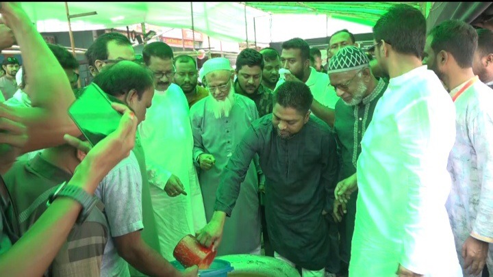 যুবদল নেতার ২০ হাজার ছিন্নমূল মানুষের মাঝে খাবার বিতরণ