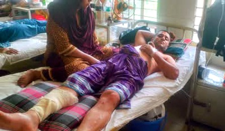 রূপগঞ্জে হাসপাতালে ভর্তি রোগীর নেতৃত্বে হামলা,ব্যবসা প্রতিষ্ঠান ভাঙচুর ও লুটপাট, মুক্তিযোদ্ধাসহ আহত-৩ 