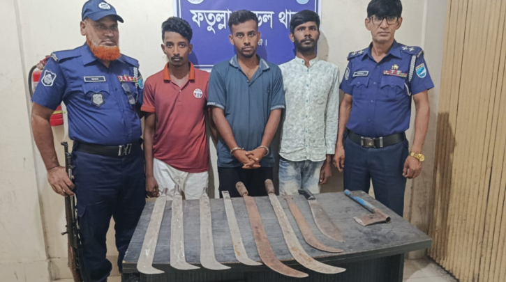 ফতুল্লায় হামলা-ভাঙচুর: ৪ জন গ্রেফতার, দেশীয় অস্ত্র ও চোরাই মাল উদ্ধার