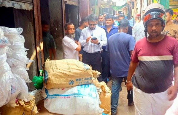 শহরের দিগুবাবুর বাজারে ৬১৩ কেজি নিষিদ্ধ পলিথিন জব্দ, জরিমানা আদায়
