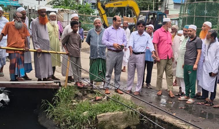 জলাবদ্ধতা ও মশাবাহিত রোগ প্রতিরোধে ড্রেন পরিষ্কার পরিচ্ছন্নতার কাজ পরিদর্শনে ইউএনও