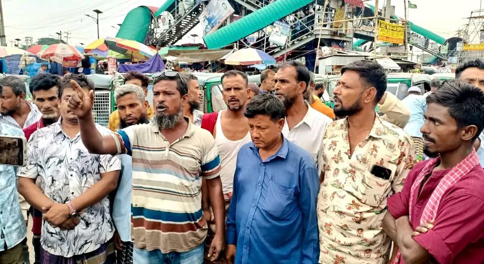 মদনপুরে চাঁদাবাজির প্রতিবাদে হাইওয়ে পুলিশের বিরুদ্ধে সিএনজি চালকদের সড়ক অবরোধ করে বিক্ষোভ