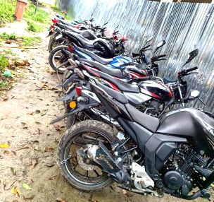 আড়াইহাজারে ট্রাফিক পুলিশের অভিযানে ১২টি মোটরসাইকেল আটক
