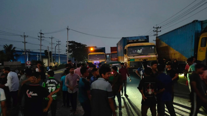 নারায়ণগঞ্জে বকেয়া বেতনের দাবিতে শ্রমিকদের ঢাকা-চট্টগ্রাম সড়ক অবরোধ, দীর্ঘ যানজট