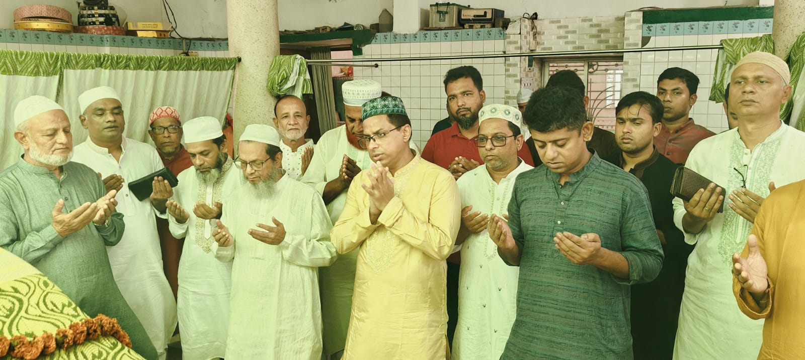 বন্দরে ৫০০ বছরের ঐতিহ্যবাহী কদম রসূল দরগাহ পরিদর্শনে এমপি ও ডিসি   
