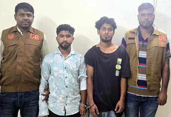 রুপগঞ্জের শীর্ষ সন্ত্রাসী শুটার রিয়াজের ২ সহযোগী গ্রেপ্তার