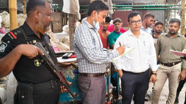 ফতুল্লায় ডিএনডি খাল দূষণের দায়ে আকবর ডাইং-কে ৫০ হাজার টাকা জরিমানা