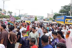 ফতুল্লায় ডিশ ব্যবসায়ী নাসির হত্যাকারীদের গ্রেফতারের দাবিতে লিংক রোড অবরোধ