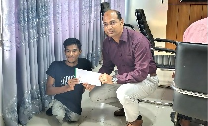 মেধাবী প্রতিবন্ধী তরুণ রাহাতের পাশে দাড়ালেন ইউএনও 