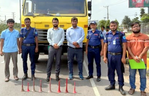 নারায়ণগঞ্জ সদরে শব্দদূষণবিরোধী অভিযানে ৪ যানবাহনকে জরিমানা, হর্ন জব্দ