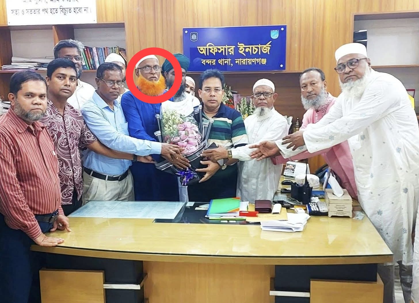 বন্দর ওসির হাতে হত্যা মামলার আসামির ফুলের তোড়া