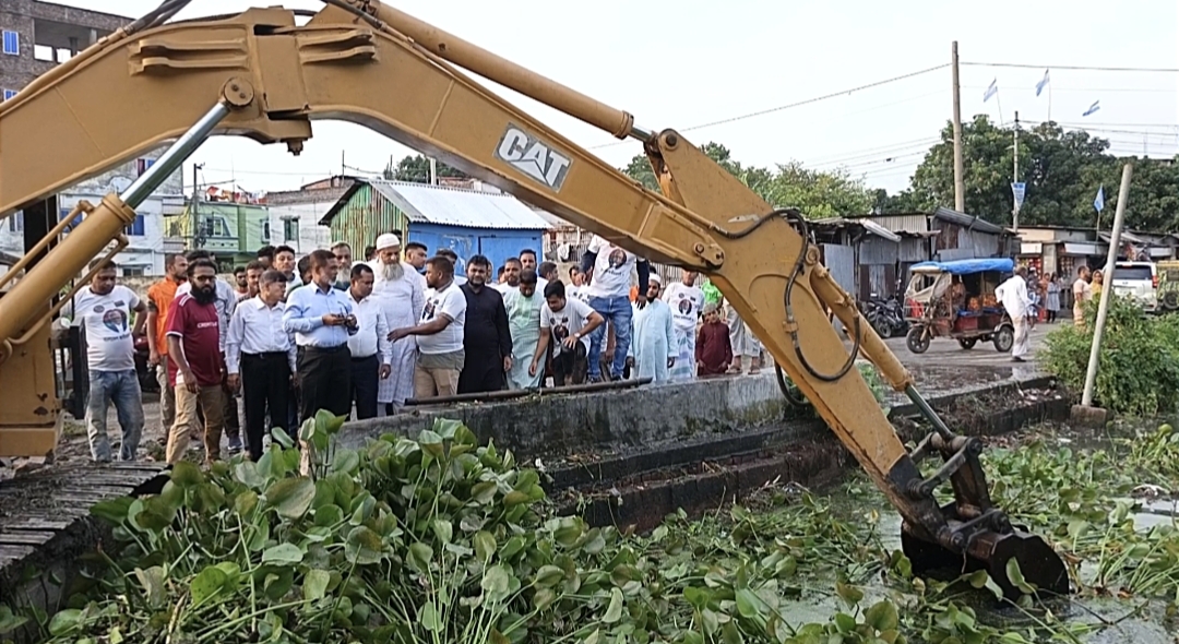 সোনাকান্দায় খাল পরিষ্কার ও বর্জ্য অপসারণ কার্যক্রমের উদ্বোধন করলেন নাসিক প্রশাসক