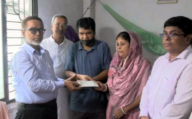 বৈষম্যবিরোধী আন্দোলনের সময় নিহত রিয়া গোপের পরিবারকে ১ লাখ টাকার সহায়তা দিলেন নাসিক প্রশাসক