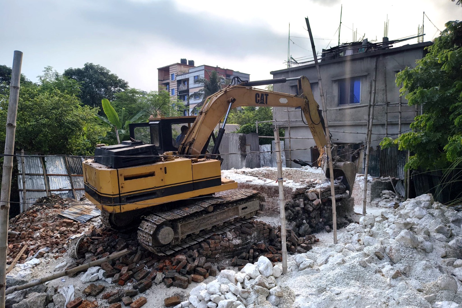 সোনারগাঁয়ে দুই চুনা কারখানা উচ্ছেদ, ১ জনকে জরিমানা