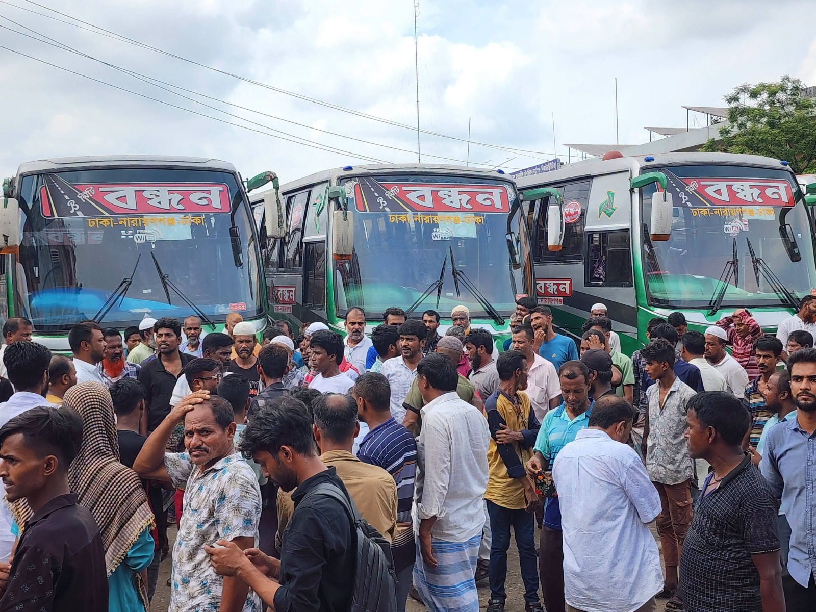 চাঁদাবাজি ও মারধরের ঘটনায় ঢাকা-নারায়ণগঞ্জ রুটে বাস চলাচল বন্ধ