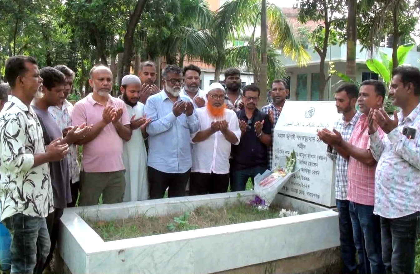 বন্দরে শহীদ স্বজনের কবর জিয়ারত ও পুষ্পার্ঘ্য অর্পণ করেন খোরশেদ
