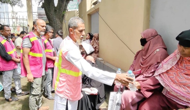 নাসিকের বিভিন্ন এইচএসসি পরীক্ষা কেন্দ্রে খোরশেদের বিশুদ্ধ পানি বিতরণ