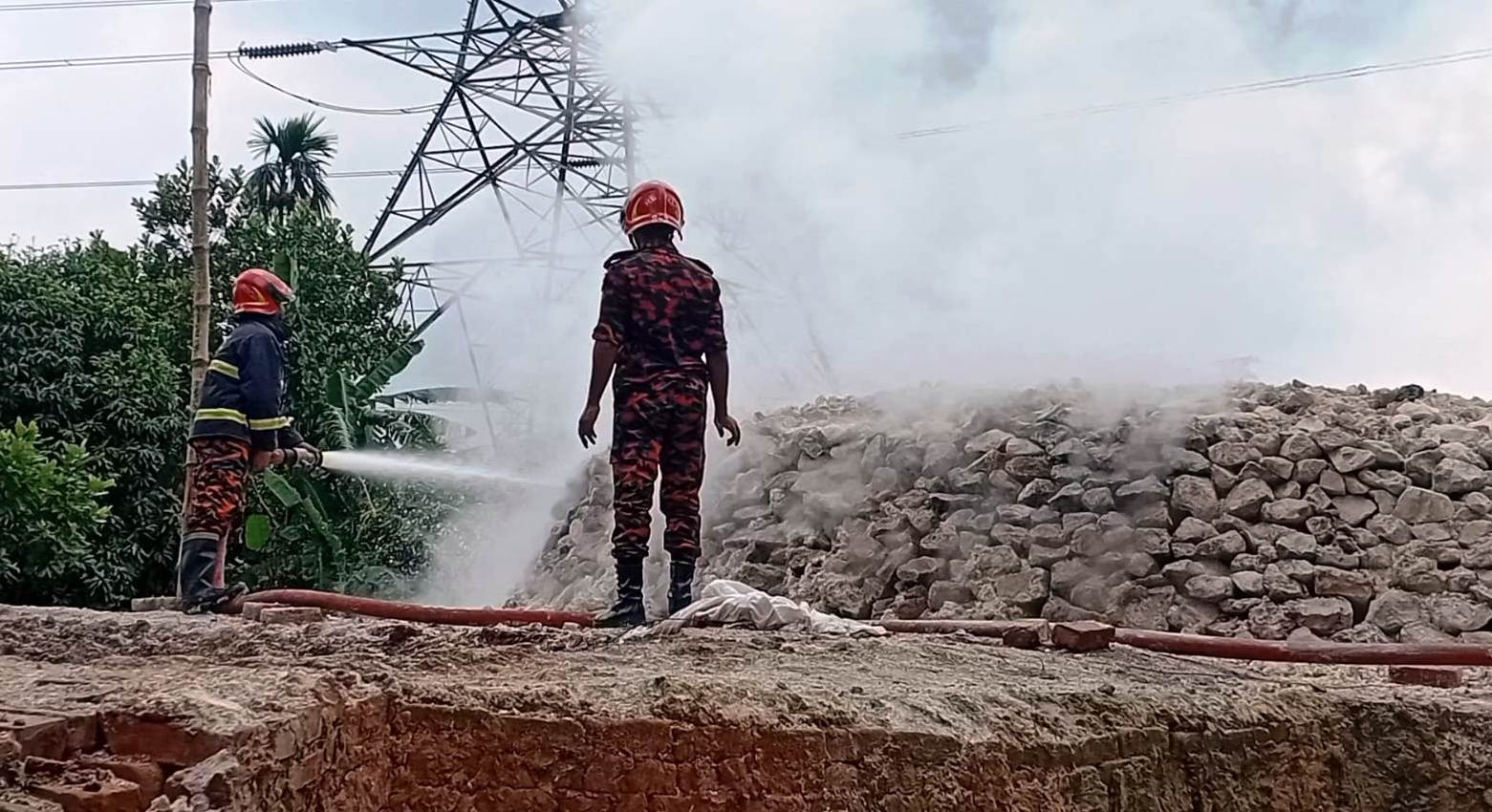 বন্দরে হরিপুরে অবৈধ চুন কারখানা গুঁড়িয়ে দিল তিতাস 