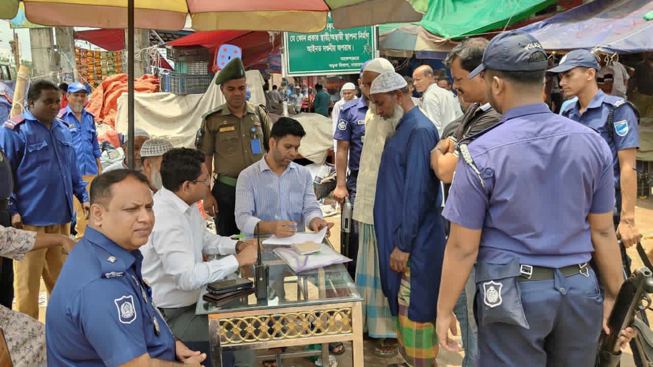 সোনারগাঁয়ে ফুটপাত দখল ও রাস্তায় পার্কিং করার অপরাধে গ্রেফতার ১৪