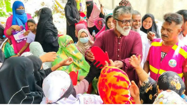 এইচএসসি পরীক্ষার দ্বিতীয় দিনেও কেন্দ্রে টিম খোরশেদের হাতপাখা ও পানি বিতরণ