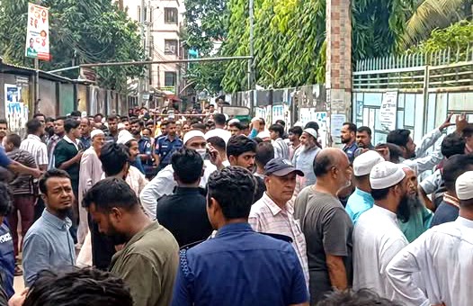 দেওভোগ মাদ্রাসায় শিক্ষককে বহিষ্কার নিয়ে উত্তেজনা, ম্যানেজিং কমিটি অবরুদ্ধ