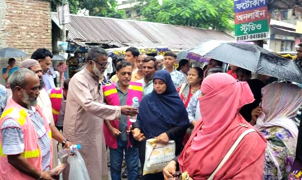বৃষ্টিতে ভিজে এইচএসসি পরীক্ষার্থী- অবিভাবকদের জন্য টিম খোরশেদের পানি বিতরণ