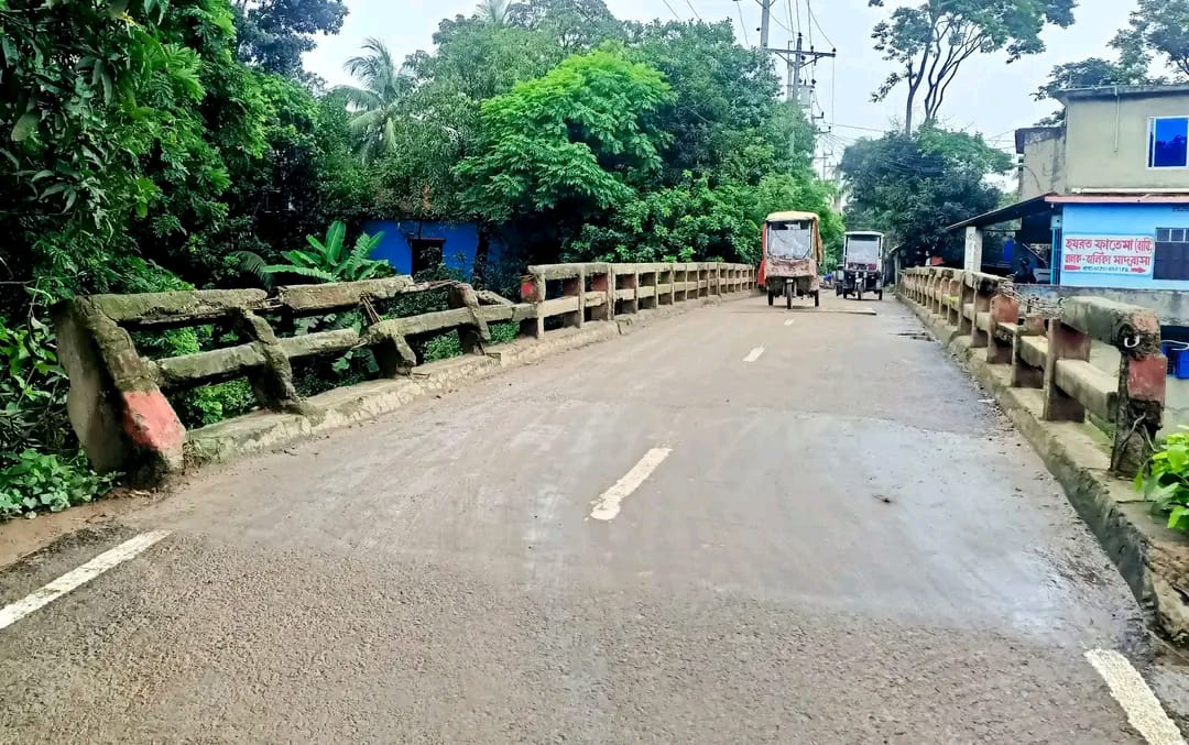 বন্দরে ঝুঁকিপূর্ণ সেতু দিয়ে চলছে ভারী যানবাহন, দূর্ঘটনার আশঙ্কা