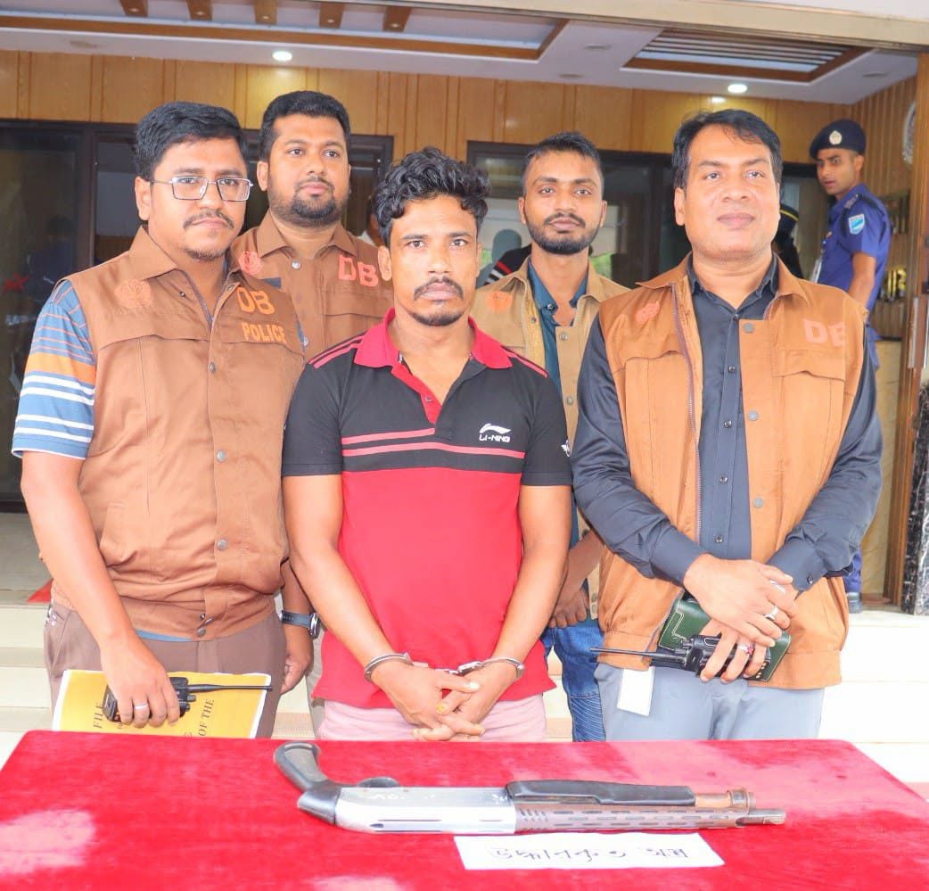 বন্দরে চাঞ্চল্যকর শটগান ডাকাতি: ডিবি পুলিশের অভিযানে মূল হোতা গ্রেফতার, ১টি শটগান উদ্ধার