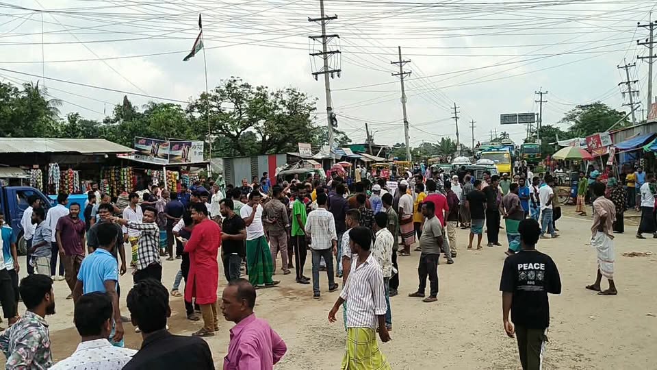বন্দরে নবীগঞ্জ-কাইকারটেক সড়ক সংস্কারের দাবিতে মহাসড়ক অবরোধ