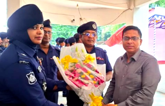 ফতুল্লা মডেল থানা পরিদর্শনে জেলা প্রশাসক রায়হান কবির