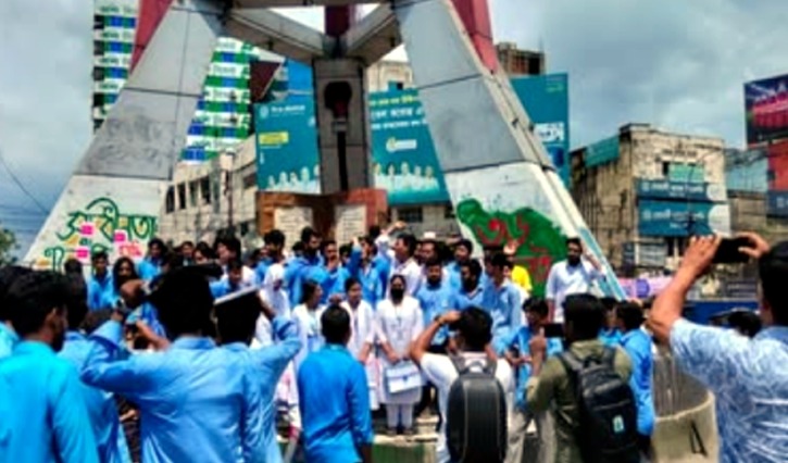 চাষাড়ায় শিক্ষামন্ত্রীর পদত্যাগের দাবিতে এইচএসসি পরীক্ষার্থীদের মিছিল