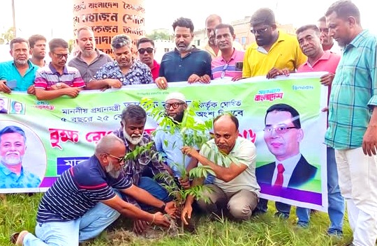 জুলাই শহীদদের স্বরণে খোরশেদের দোয়া ও বৃক্ষরোপণ