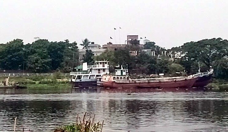 শীতলক্ষ্যা নদীতে সক্রিয় তেল চোর সিন্ডিকেট